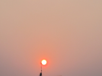 霞む夕日に