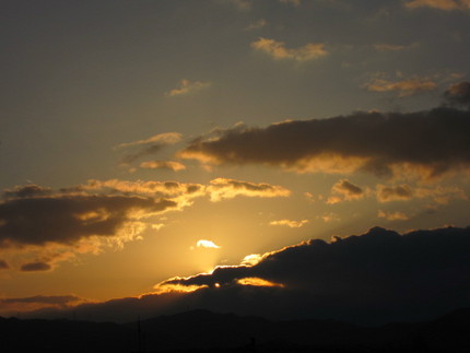 お疲れさまの夕日です～16:5...