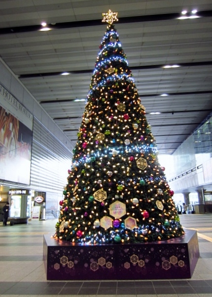小倉駅に大きなツリーが出現