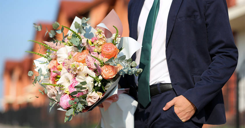 ネットでは、男性が花屋さんを訪...