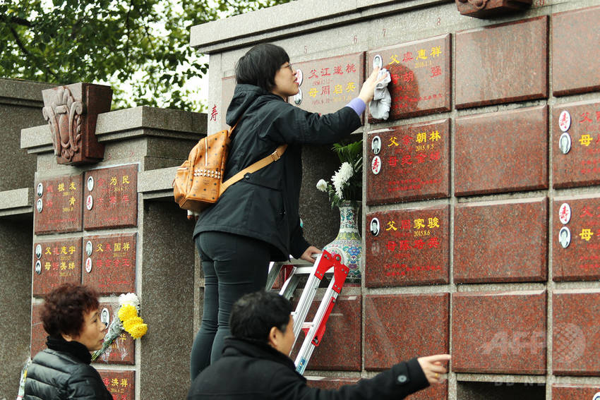 全住民 に対して高額な公営墓地...