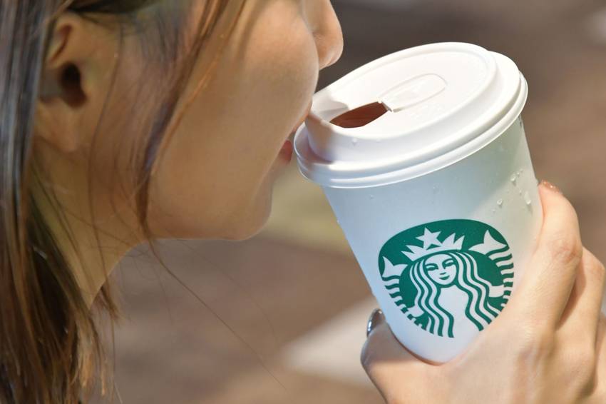 プラスチックカップの軽さや紙コ...