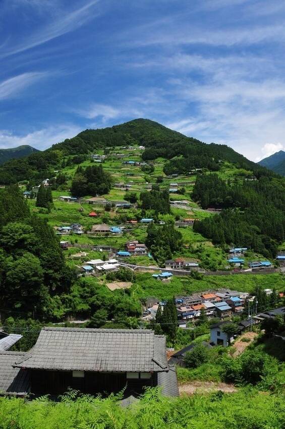 緑豊かな里山に囲まれた小さな集...