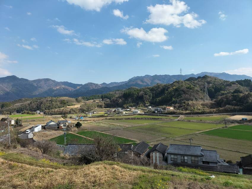 実際は地方都市のこんな山間部に...