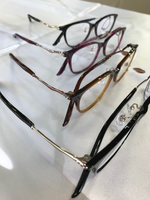 テンプル部分には、ビジューが付...