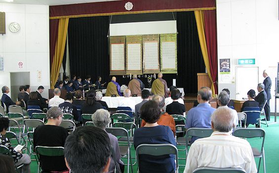 慰霊式典、フロア最前列は２７年...