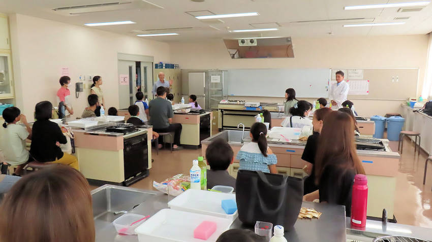 開会あいさつと講師紹介をする眞...