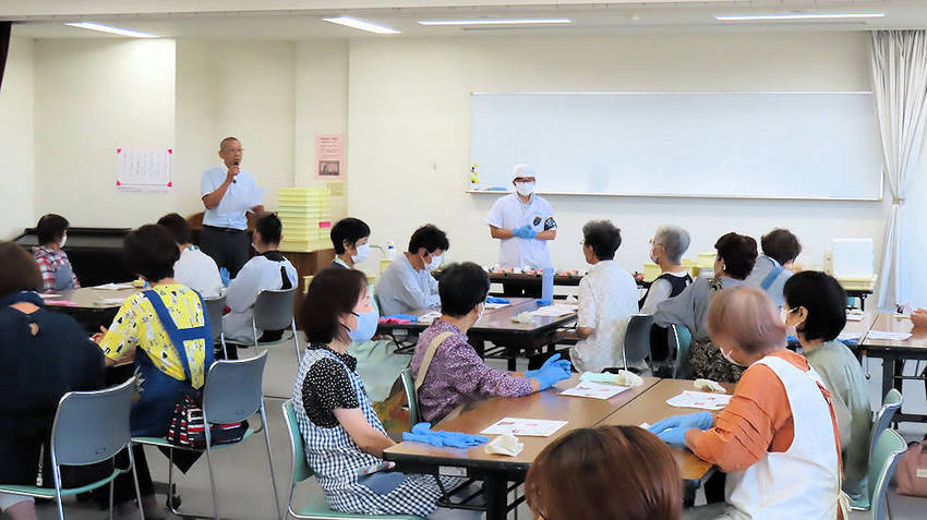 野田講師を紹介する大堀副館長、...