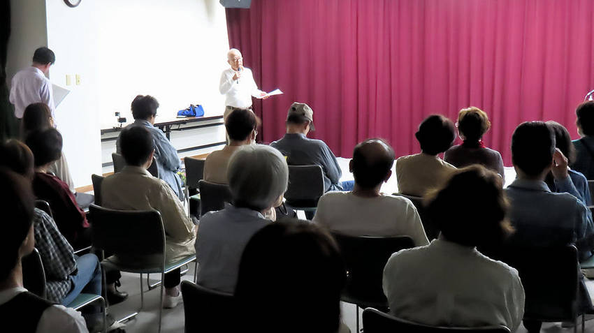 開会の挨拶をする宇田津副館長（...