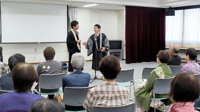 向かって左が「恵信・えしん」さ...