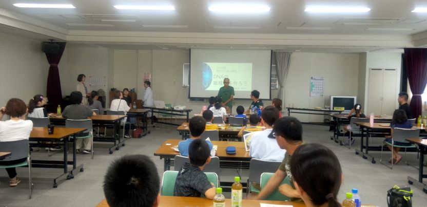 開会の挨拶をする今井公民館副館...