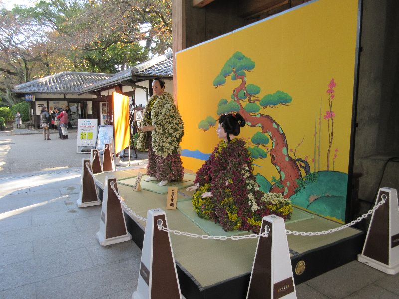 名古屋城入口に菊花展の作品も