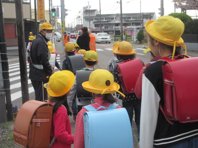 見守り隊と一緒に　町内役員の街...