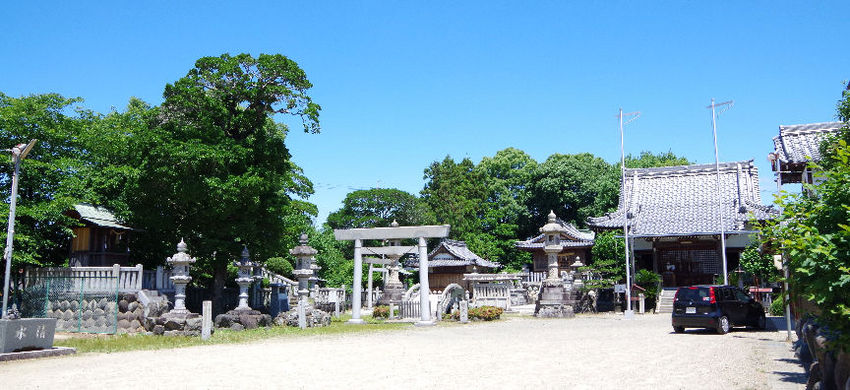 晴天の下の八劔社（鳥居の奥）と...