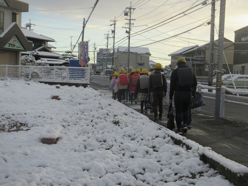雪道の朝　登校する小学生