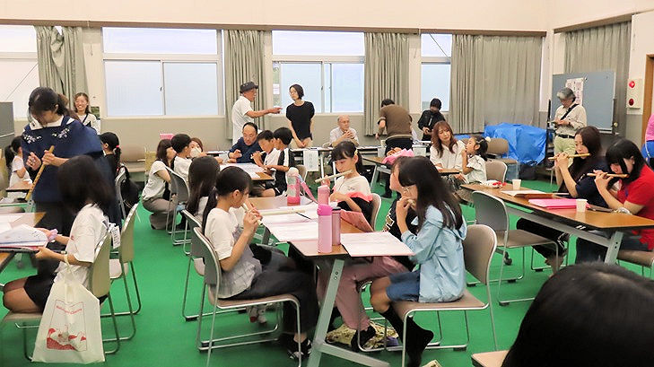 初心者はパイプ製の笛、指導する...