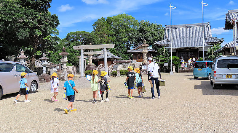 3つの班に分かれて移動