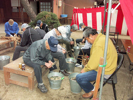 ゴボウ削りをする役員とお世話人...