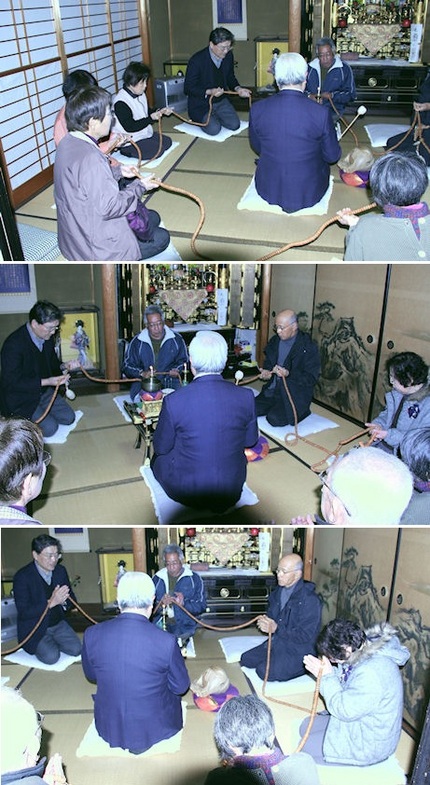 導師役が真ん中でお経を読み、そ...