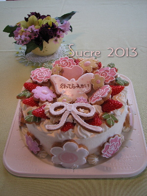 春らしい花で飾ったケーキ