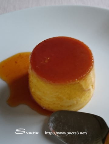 プリンカップで作り、お皿に返し...