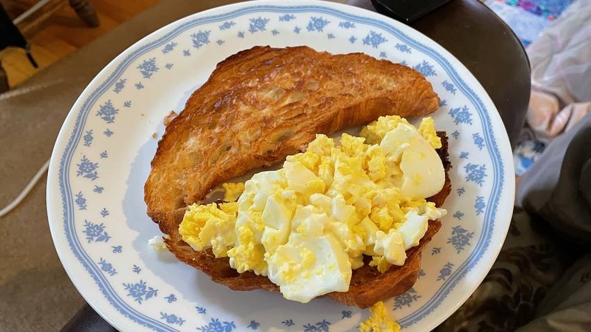 朝食の卵・クロワッサンサンド