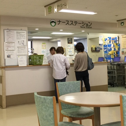 お見舞いに来ています