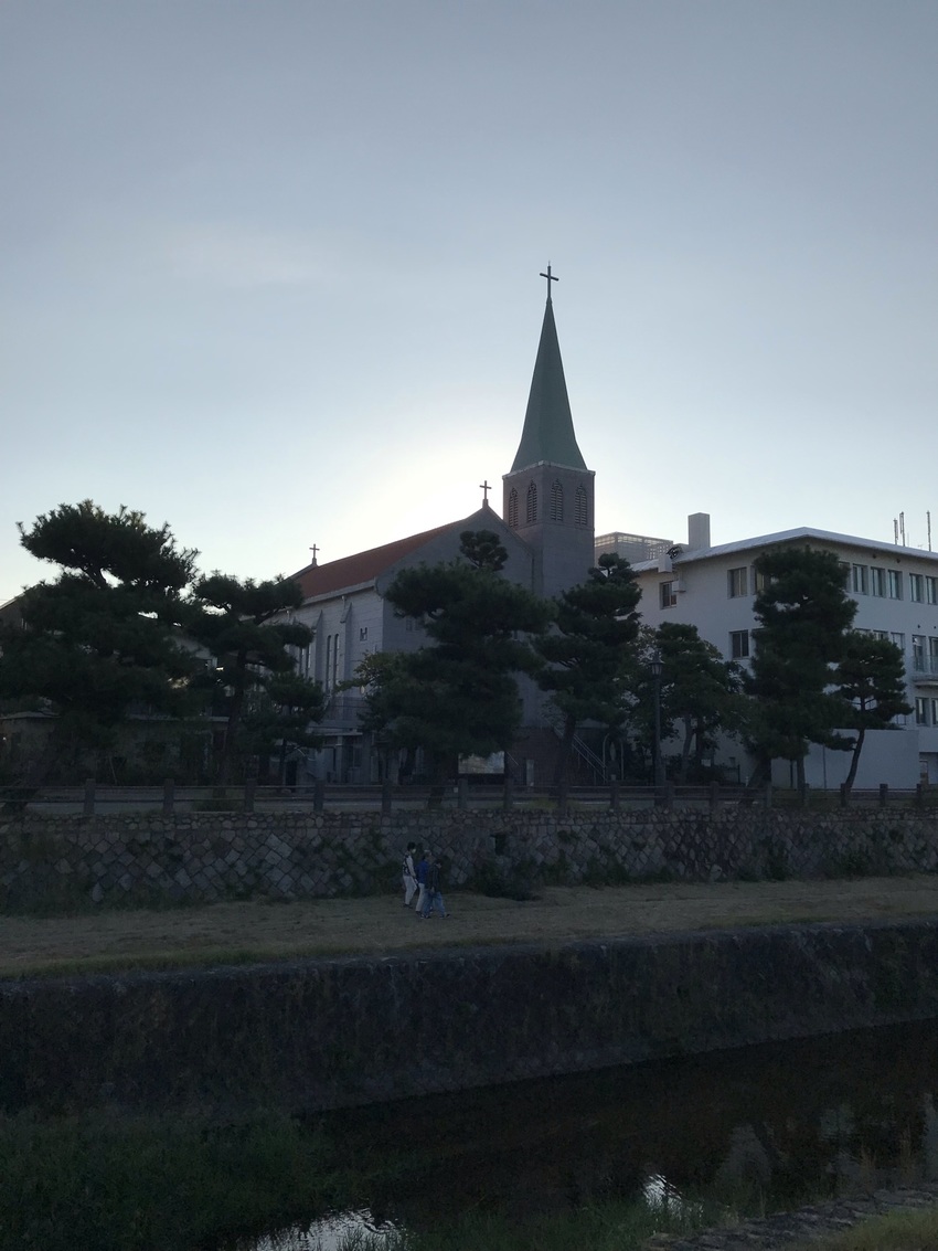 逆光と教会　雰囲気いいかと