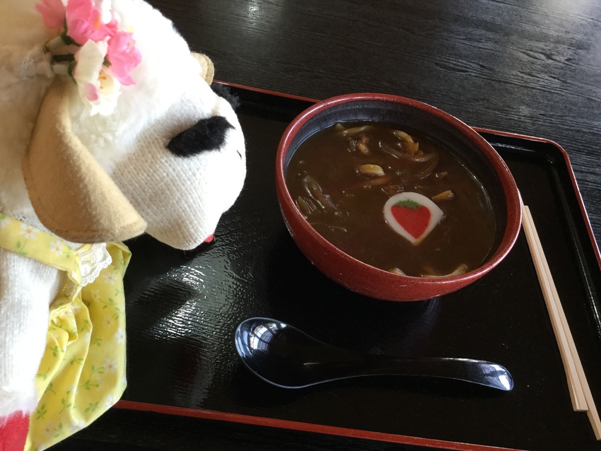 いちごカレーうどんは、イチゴジ...