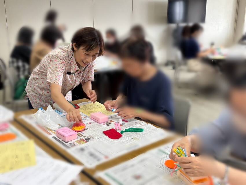 ボンドで貼り付けて… ゆっくり...