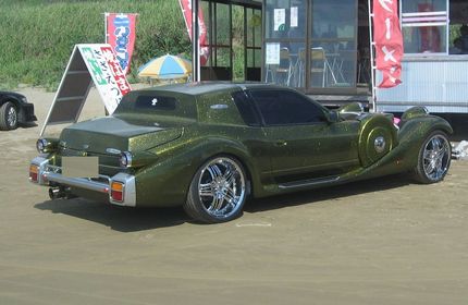 派手なクラッシック風な車