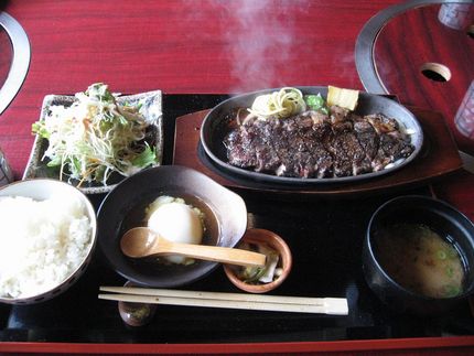 ランチはファルコンさんお勧めの...