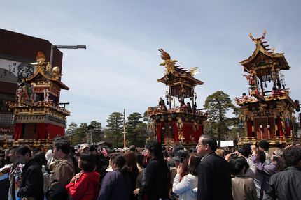 春の高山祭り