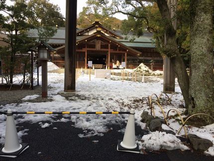 猿田彦神社も雪のため鳥居はくぐ...