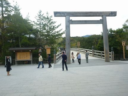 時間が早かったので参拝客もまば...