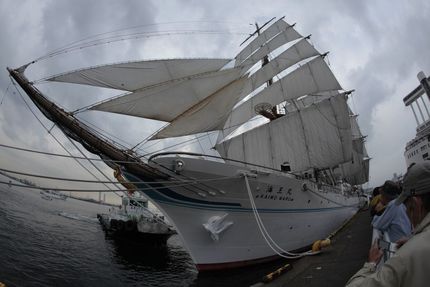 海王丸総帆展帆