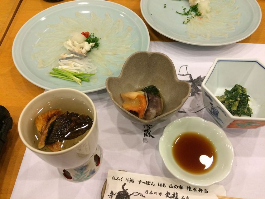 てっぴにてっさ、ひれ酒　小鉢は...
