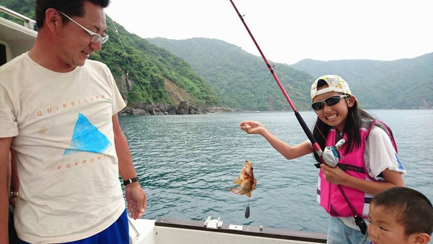 大きなメバルを釣り上げ御満悦