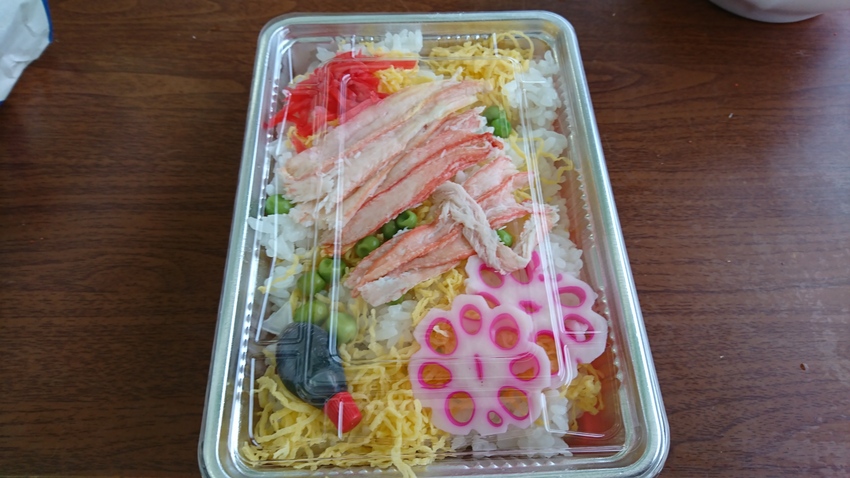 お昼はカニ寿司