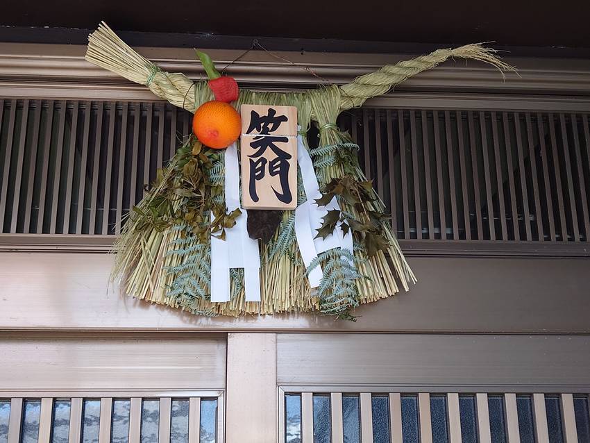 玄関のしめ縄　1年中掛けて有り...