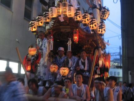 ライオン堂に御影の山車が
