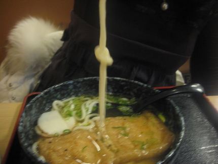うどんが結ばれて出てきました