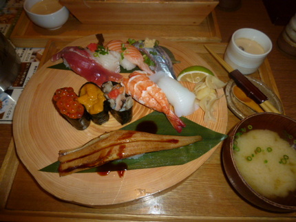 お昼は寿司と刺身定食　『寿司ろ...