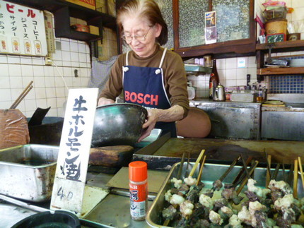 ホルモン焼・串カツ１本40円　...