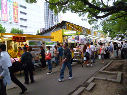甲子園球場前のお店は大賑わい