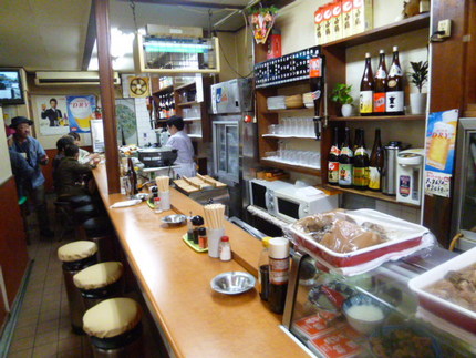 店内です。たくさんの料理が並び...