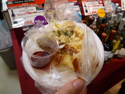２種類のチーズを持って、ワイン...