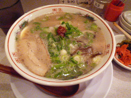 味は本格的なとんこつラーメンな...