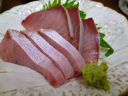 舞鶴物の「天然ブリの刺身」　脂...