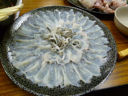 この分厚く切ったふぐ刺しが、テ...